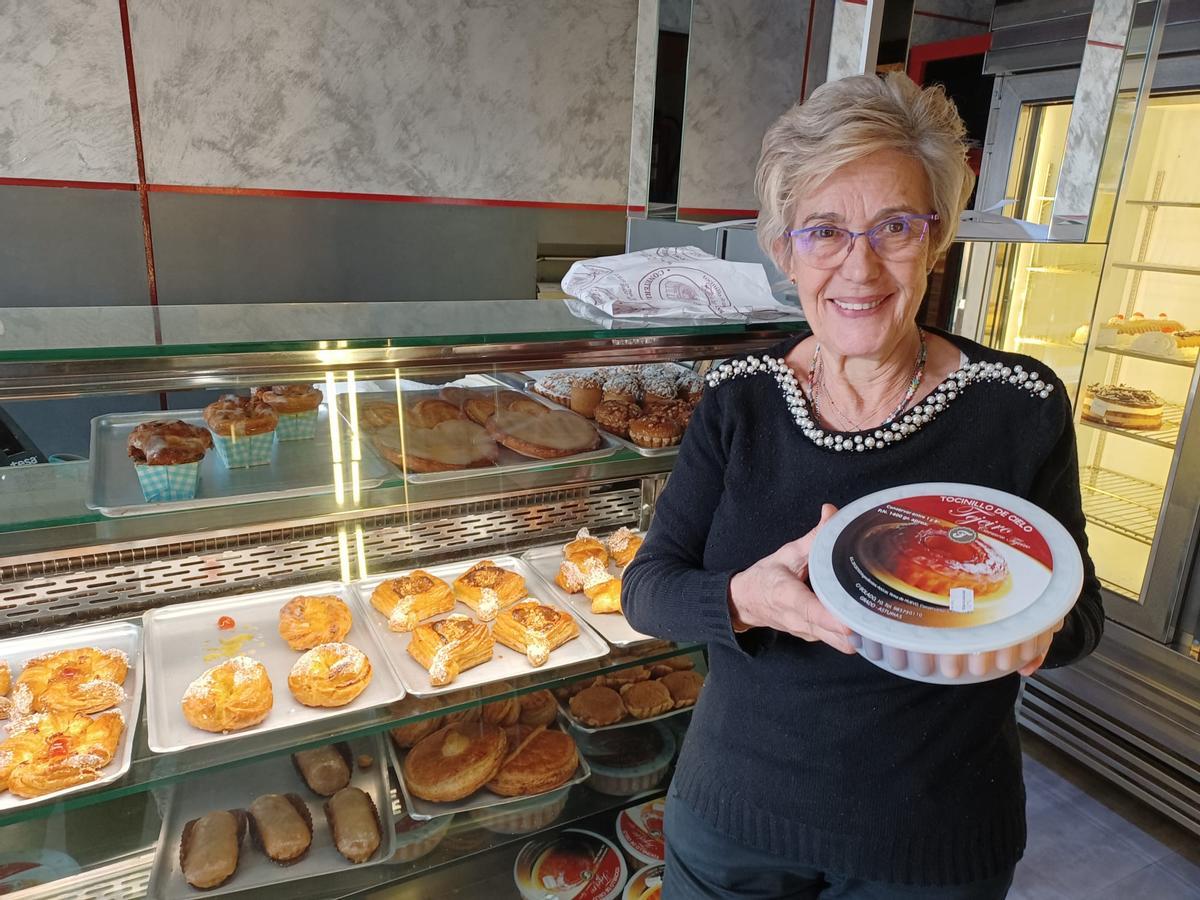 Mari Carmen Tejeiro, con uno de los tocinillos, en el local de El Bolao.