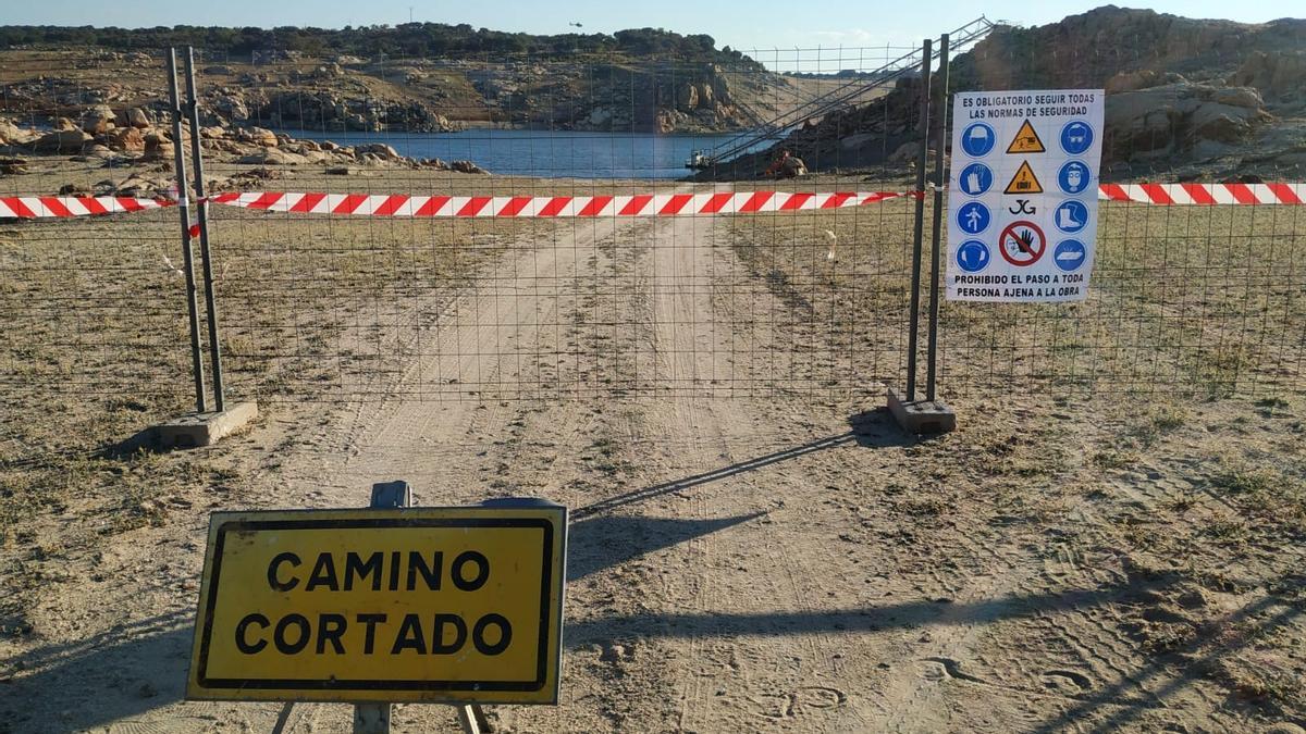 Obras en el embalse de Almendra para realizar la captación de agua.