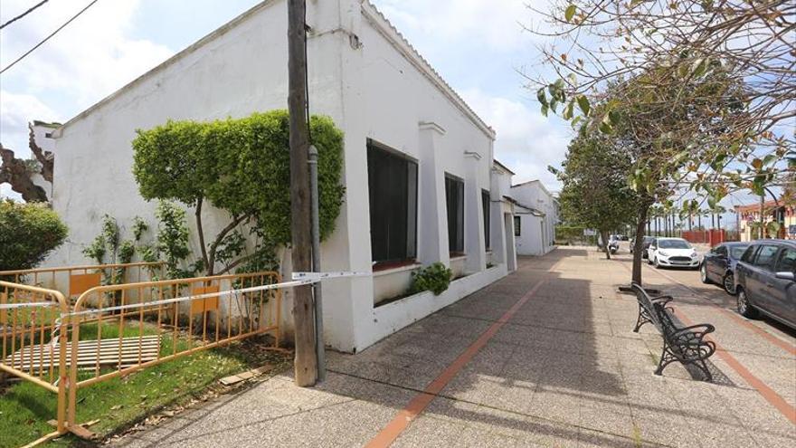 Piden el arreglo del techo de un aula de infantil de Badajoz que se cayó