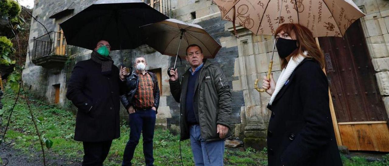 Adrián Barbón, Pedro Álvarez, José Antonio Álvarez Castrillón y Ana Cárcaba, en el palacio de Mon. | A. Á.