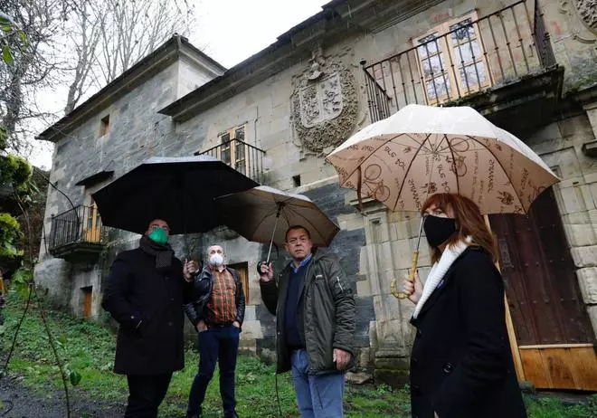 Quejas de los ganaderos y oposición a los parques eólicos en la gira de Barbón por el Occidente