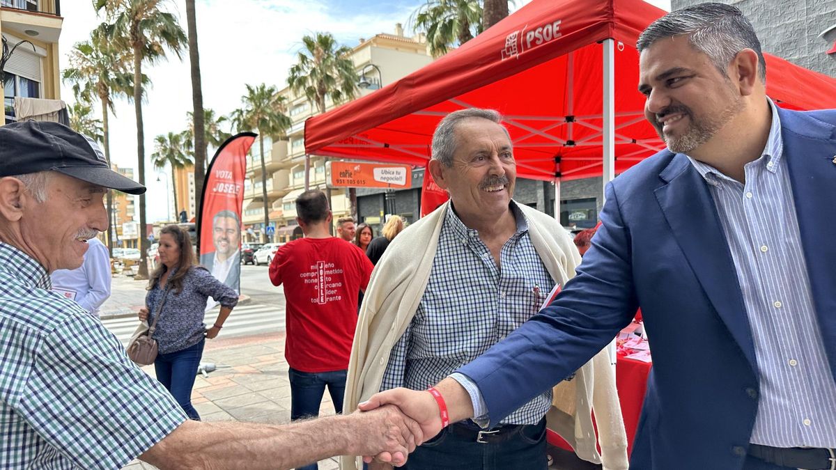 Josele González saluda a un hombre, durante su reciente campaña electoral como candidato del PSOE en Mijas.