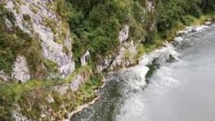 Los ecologistas denuncian más espumas en el río Nalón a la altura de Las Caldas