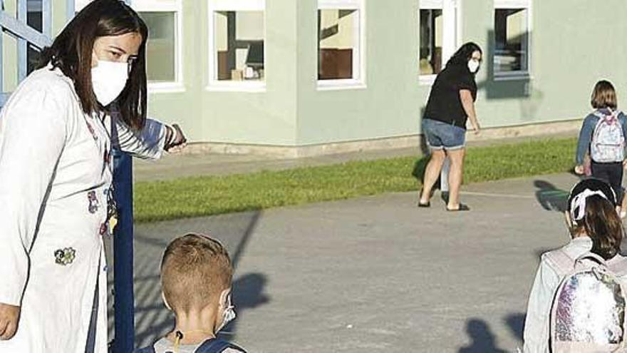 Niños a la entrada de un colegio coruñés.