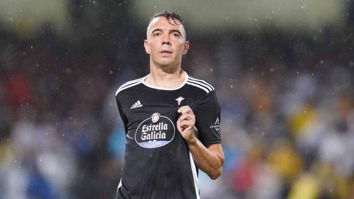 Aspas celebra su gol a Pumas con su clásico gesto.