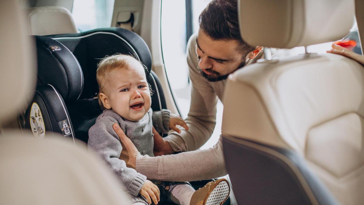 Un bebé, en la sillita del coche