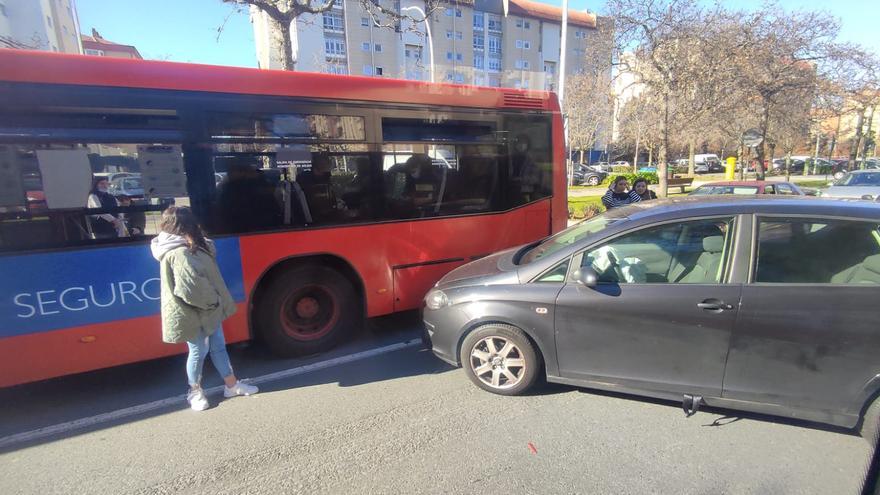 Un alcance entre un turismo y un bus urbano se salda sin heridos