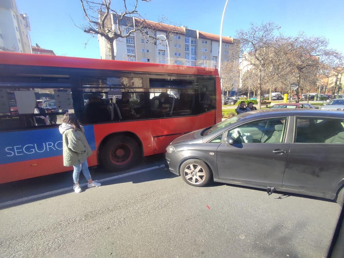 Alcance entre turismo y bus urbano.