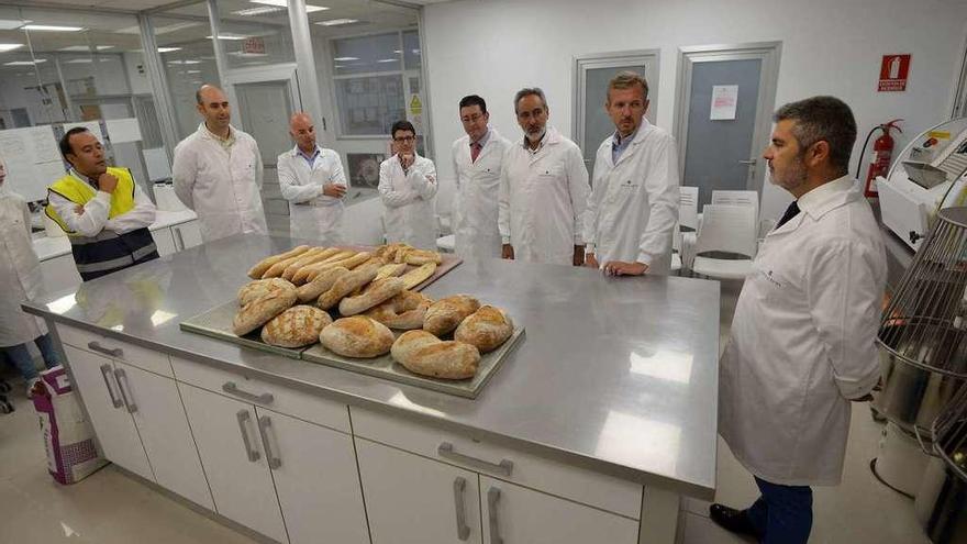 Rueda durante su visita de ayer a la fábrica de Reyes Hermanos. // Gustavo Santos