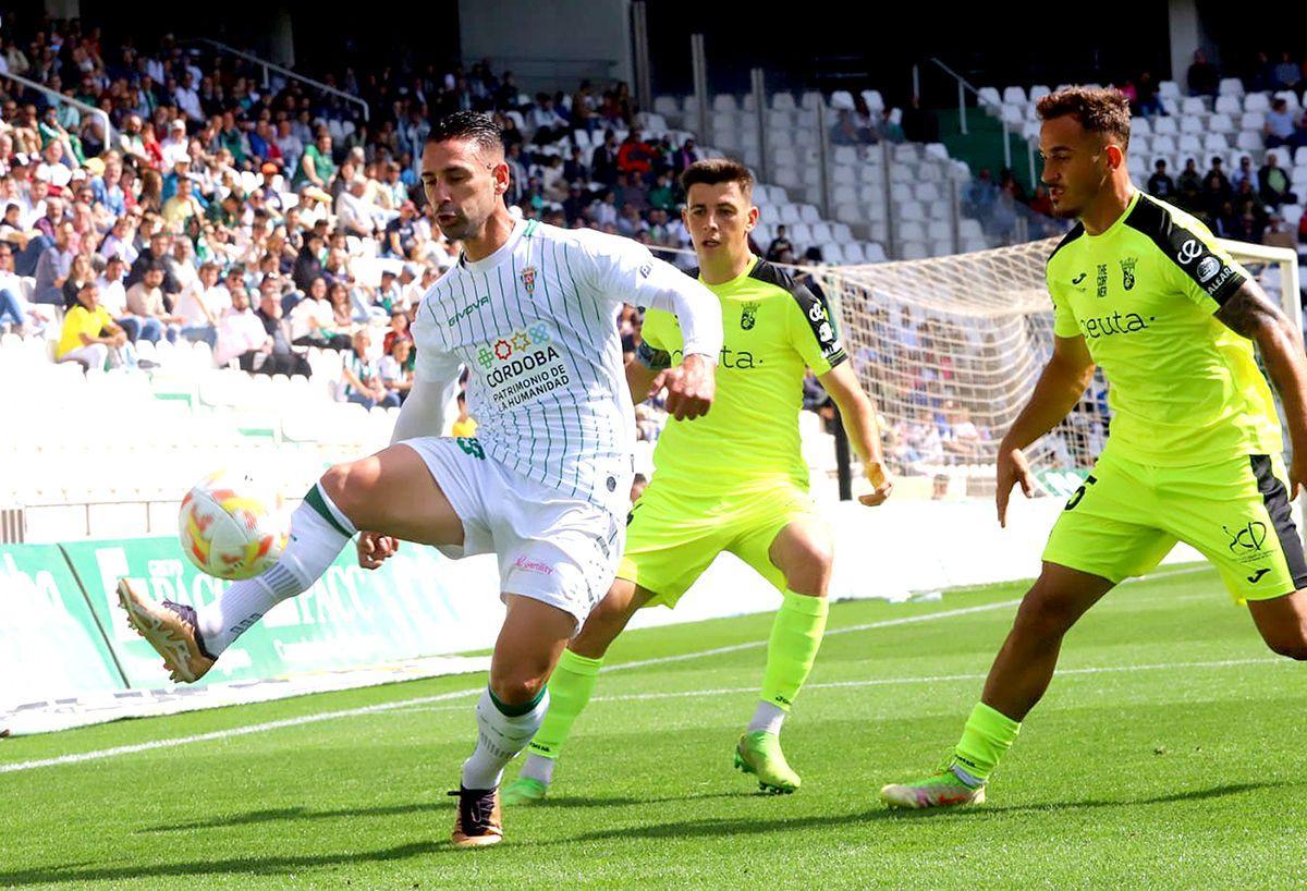 Kike Márquez controla el esférico durante el pasado choque ante el Ceuta en El Arcángel.