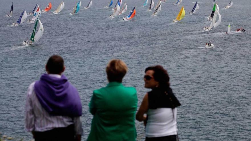 Tres personas observan la salida de &quot;Le Figaro&quot; de Gijón en la edición de 2013.