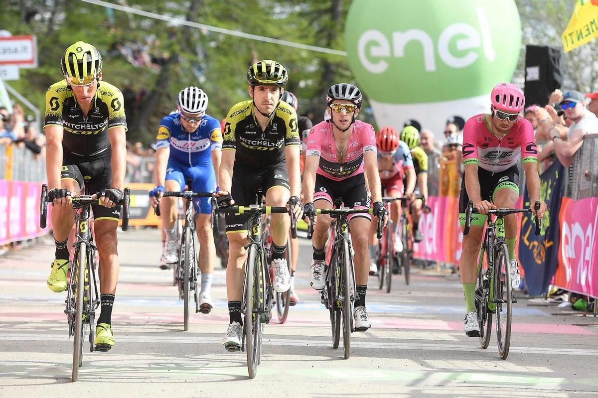 Simon Yates, en 2018, llega de rosa a meta tras La Finestre, pero a 38 minutos de Chris Froome y pierde el Giro.