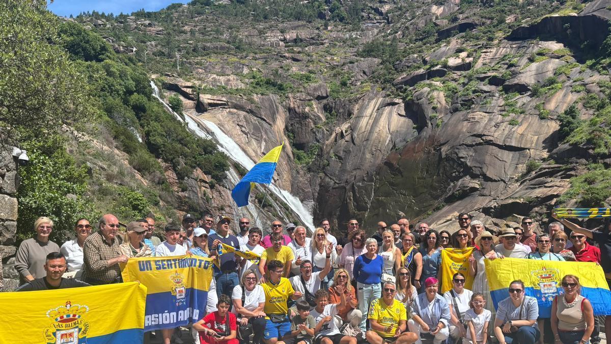 Parte de la afición de la UD Las Palmas desplazada a A Coruña posa con banderas, camisetas y banderas a horas de la finalísima en Riazor