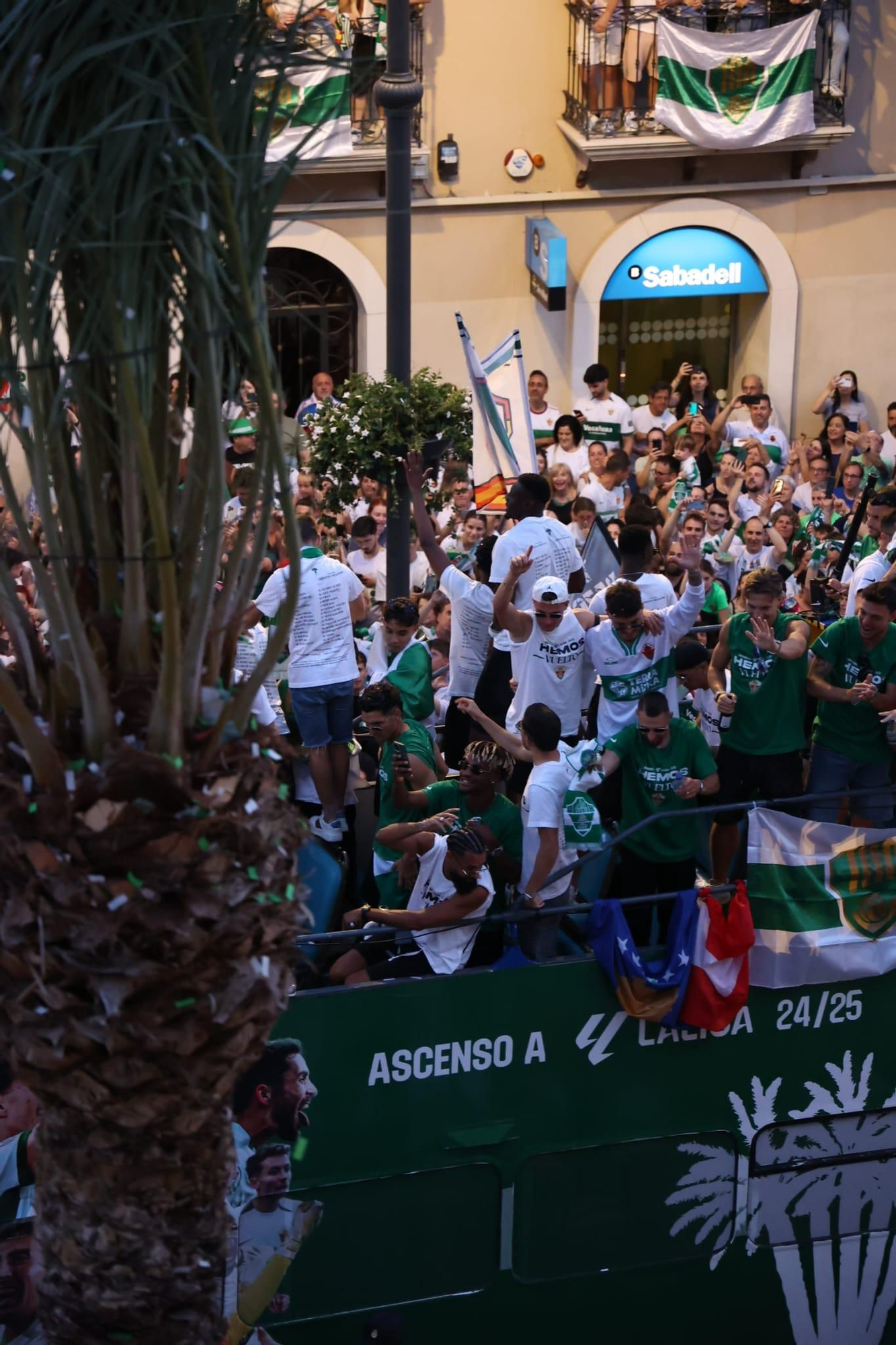 El Elche CF celebra el ascenso a Primera con una rúa en autobús hasta la Plaça de Baix