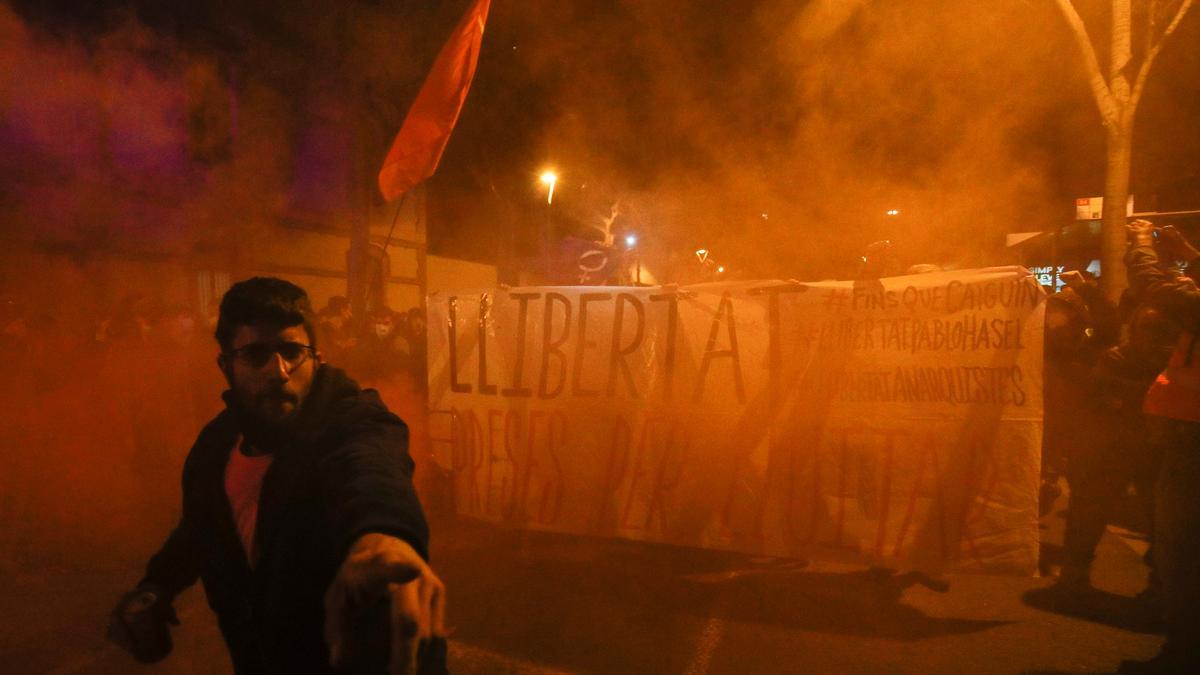 Manifestantes protestan en Barcelona por el encarcelamiento de Pablo Hasél.