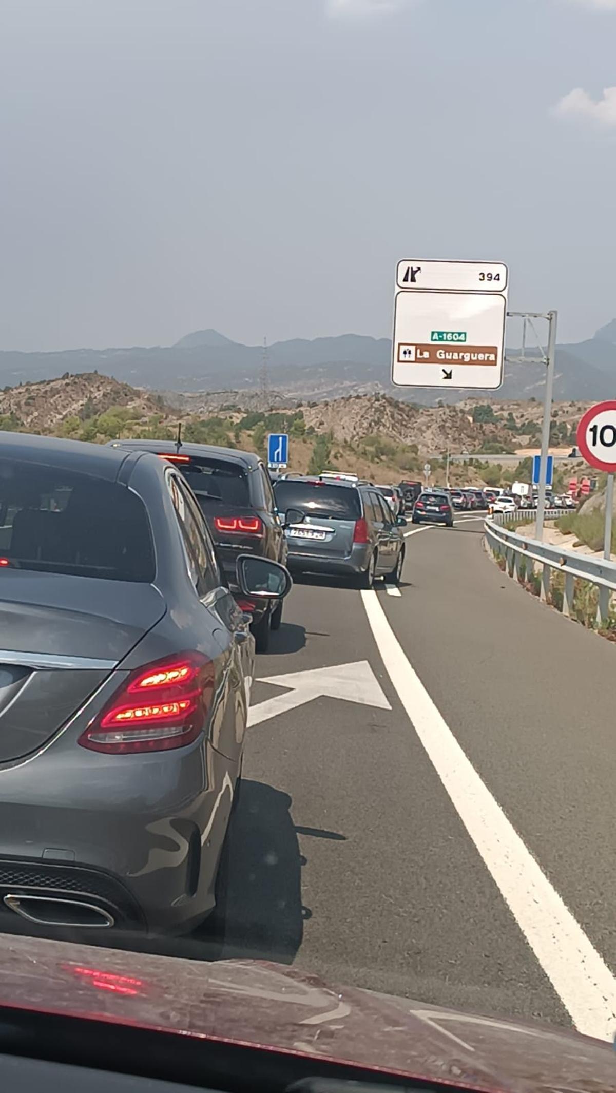 El atasco comienza en Hostal de Ipiés y llega hasta la A-23 con numerosos vehículos atrapados.