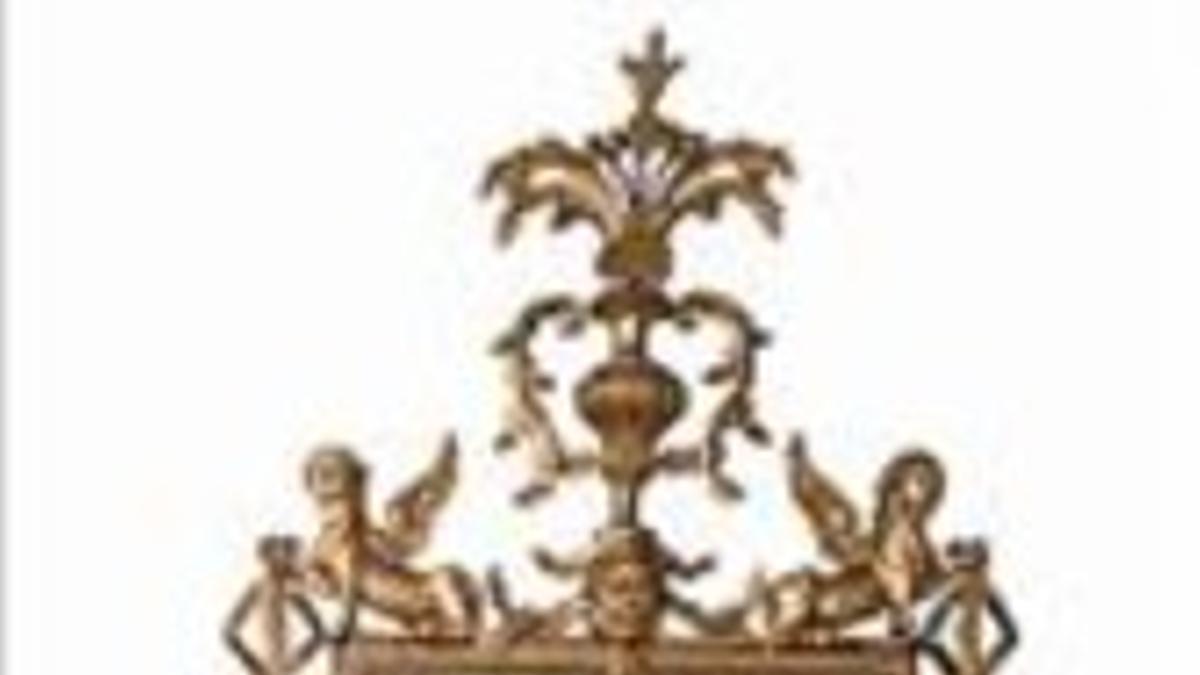 Piezas de la feria: globo terráqueo de 1807, veleta gótica del siglo XV-XVI y consola y espejo de fines del XVIII.