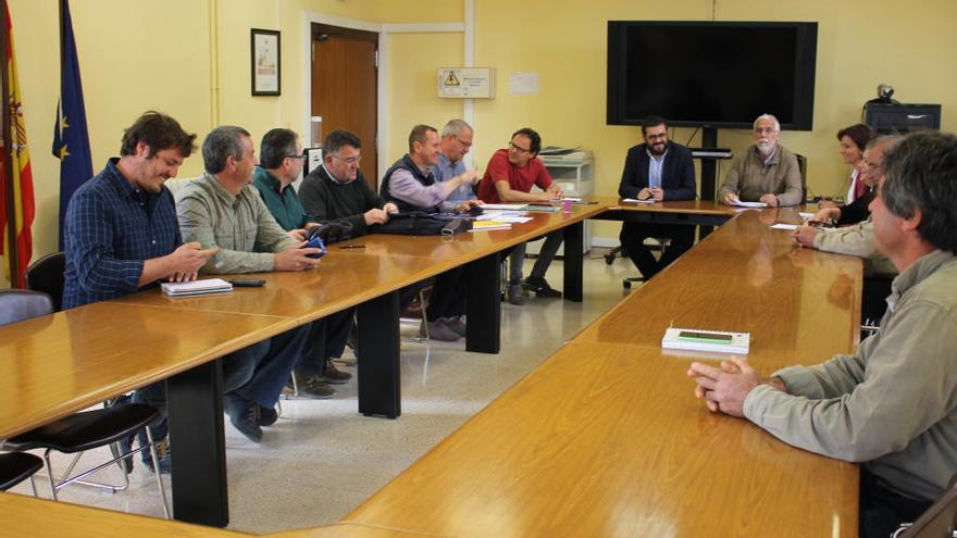 El Conseller VicenÃ§ Vidal reunido con los principales representantes del sector agrario