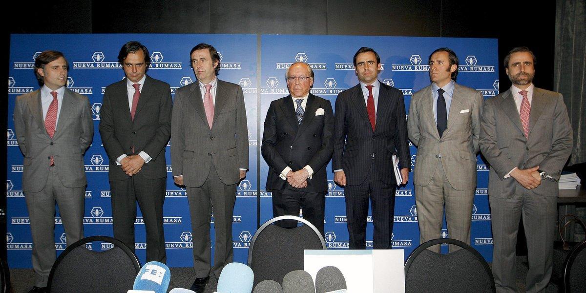 GRA521. MADRID, 28/02/2017.- Fotografía de archivo del 17/02/2011 del patriarca de Nueva Rumasa, José María Ruiz Mateos (c), junto a seis de sus hijos, al inicio de la rueda de prensa que ofrecieron. La Fiscalía Anticorrupción ha solicitado hoy un total de 16 años de prisión para cada uno de los hermanos Álvaro, Zoilo, José María, Pablo, Francisco Javier y Alfonso Ruiz Mateos en el marco del llamado caso Nueva Rumasa. EFE/ARCHIVO/Manuel H. de León