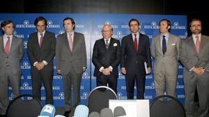 GRA521. MADRID, 28/02/2017.- Fotografía de archivo del 17/02/2011 del patriarca de Nueva Rumasa, José María Ruiz Mateos (c), junto a seis de sus hijos, al inicio de la rueda de prensa que ofrecieron. La Fiscalía Anticorrupción ha solicitado hoy un total de 16 años de prisión para cada uno de los hermanos Álvaro, Zoilo, José María, Pablo, Francisco Javier y Alfonso Ruiz Mateos en el marco del llamado caso Nueva Rumasa. EFE/ARCHIVO/Manuel H. de León