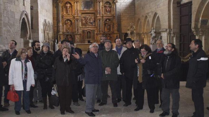 Navarro Talegón, en el centro, con miembros de la Fundación Joaquín Díaz.