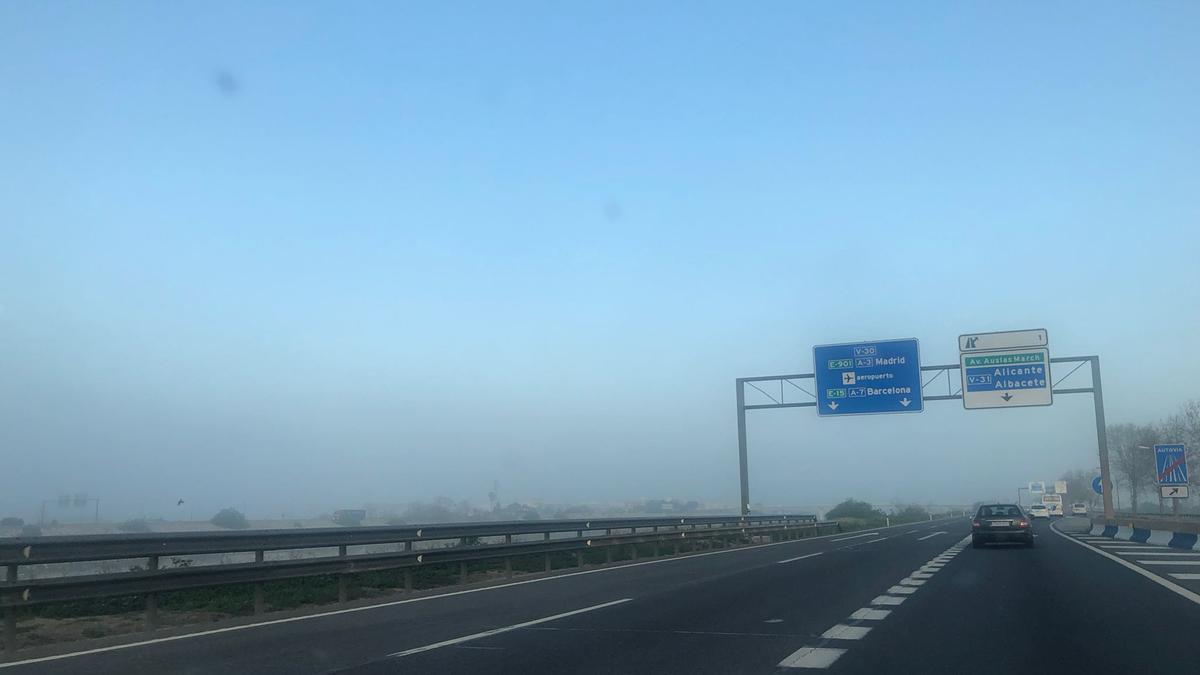 València ha amanecido hoy inmersa en una espesa niebla.