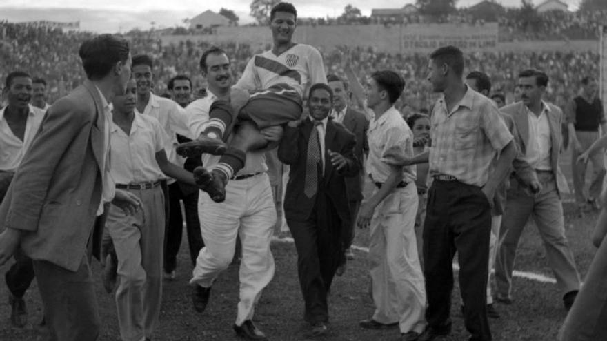 Joe Gaetjens es llevado a hombros tras finalizar el partido ante Inglaterra en 1950.