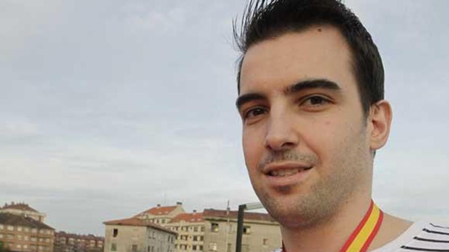 Carlos Ruesga, en Gijón, con la camiseta de la selección y la medalla.