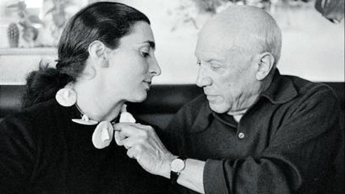 Jacqueline con un collar hecho por Picasso