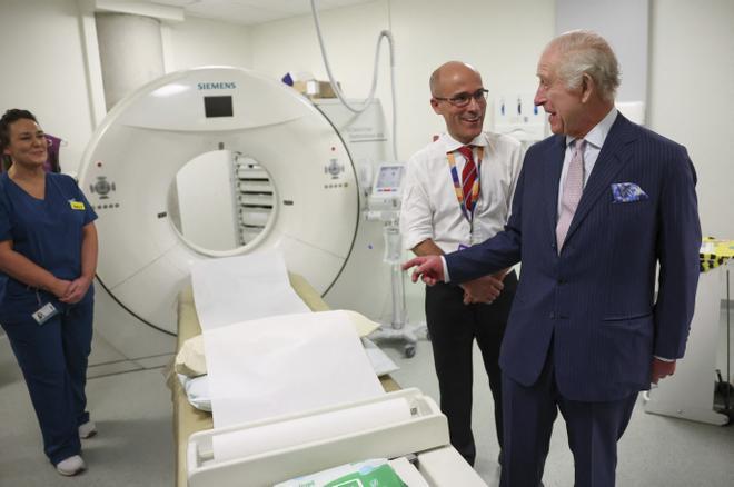 El rey Carlos III y la reina Camilla visitan un centro oncológico en Londres.