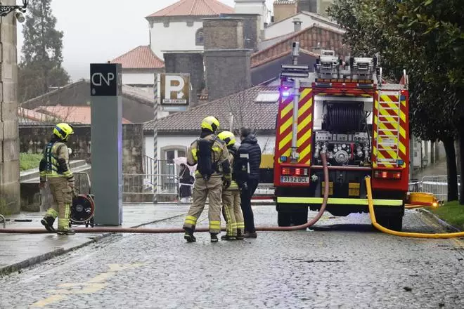 Reactivado el incendio en la Comisaría de Santiago