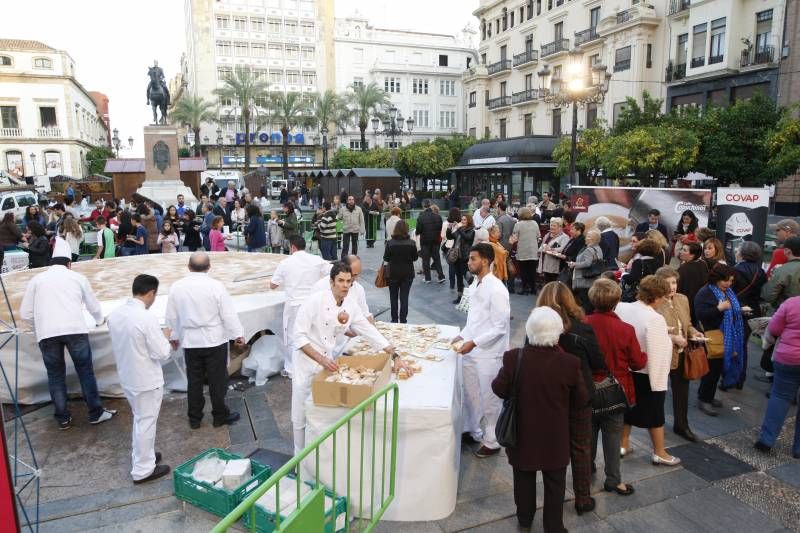 La degustación del pastel cordobés en Las Tendillas, en imágenes