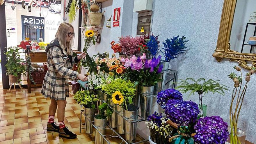 Una de las floristerías del centro de Benidorm llena de productos.