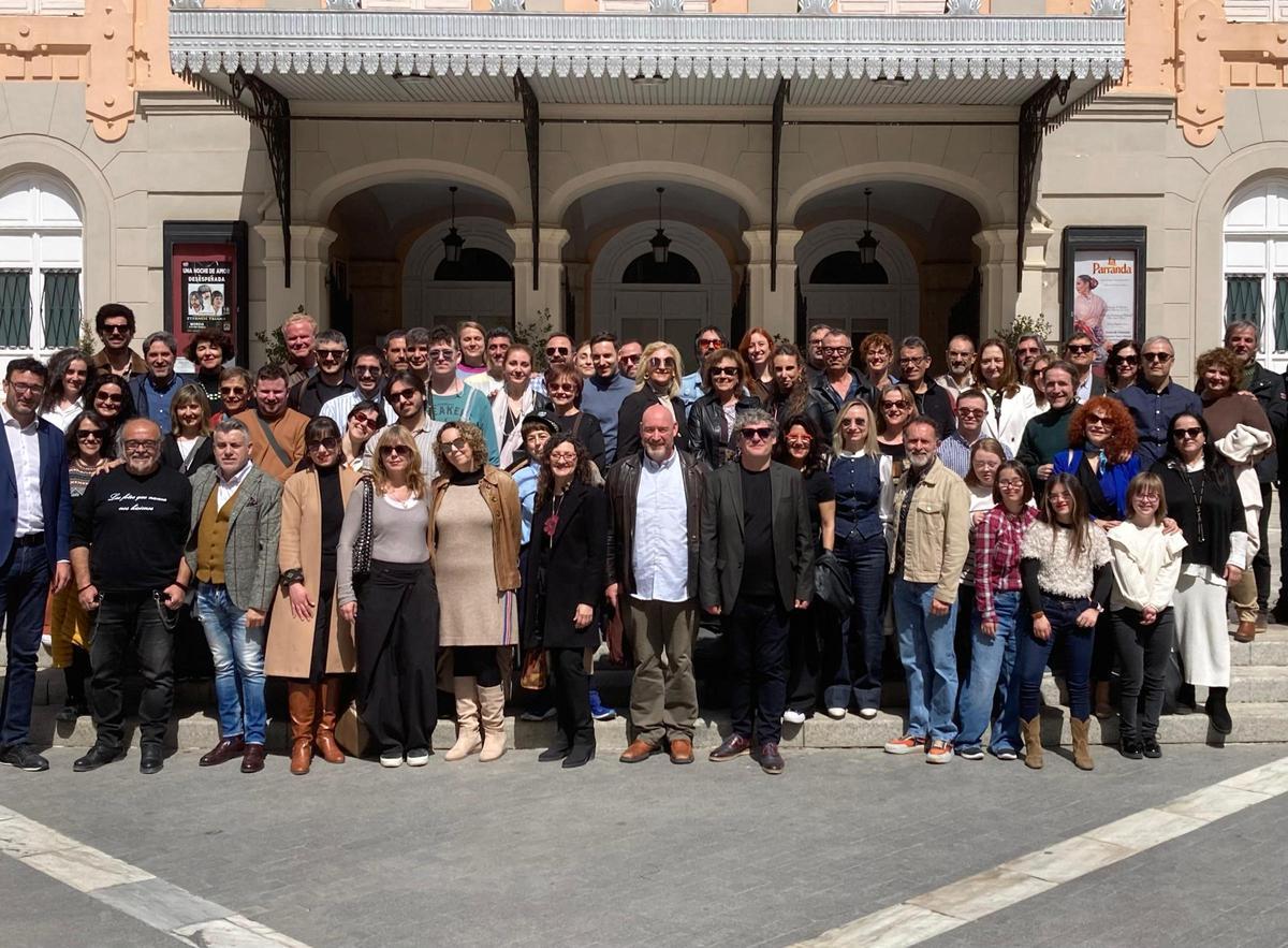Representantes de las artes escénicas de la Región y miembros institucionales durante el acto del Día Mundial del Teatro.