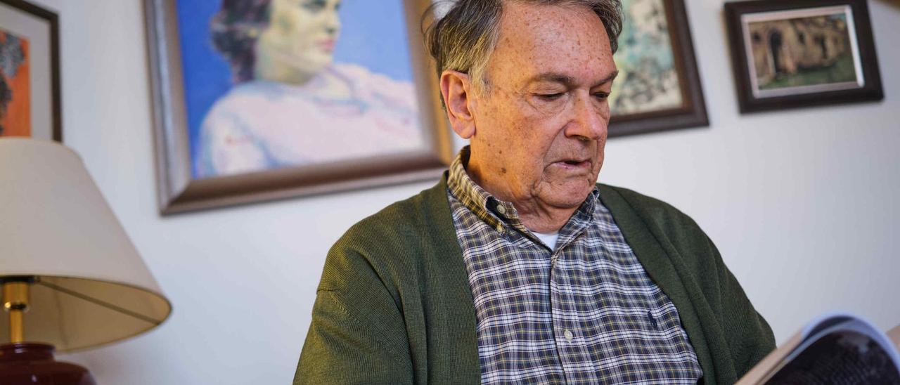 José Carlos Guerra Cabrera (Güímar, 1947) en el salón de su casa de Bajamar, en el municipio de La Laguna.