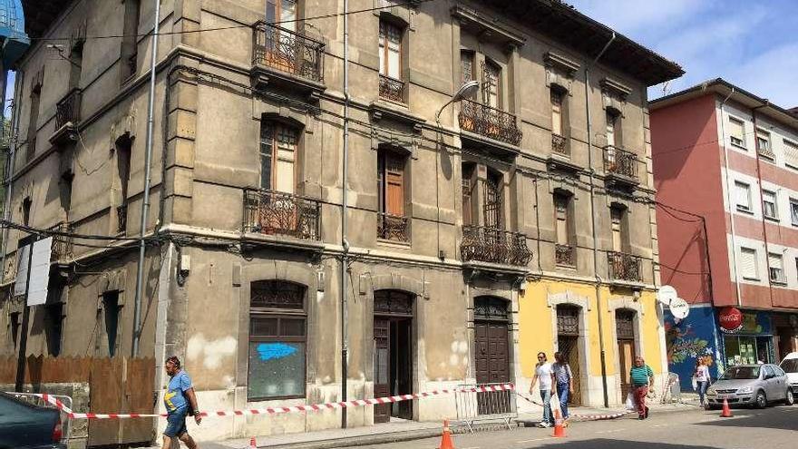 La antigua sede de la asociación de mujeres &quot;Cima de Parres&quot;, en Arriondas, acordonada.