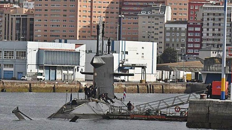 El submarino &#039;Zeeleeuw&#039;, ayer en los muelles urbanos.