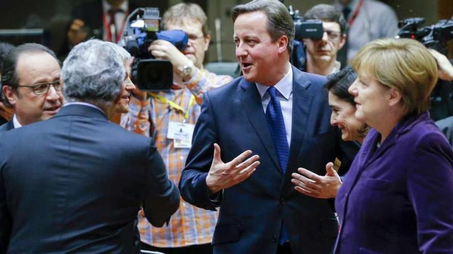 El presidente francés François Hollande, el primer ministro David Cameron y la canciller Angela Merkel, ayer, en Bruselas. // Efe