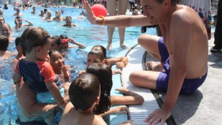 El president Mas compartint bany amb nens.