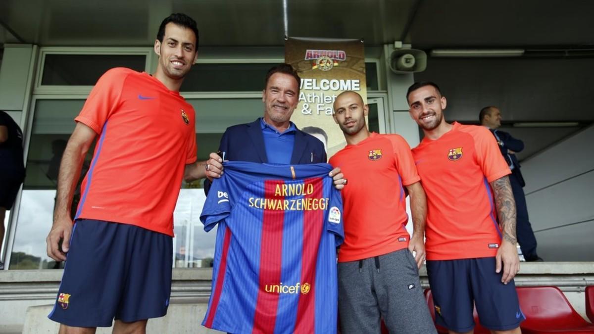 Busquets, Mascherano y Alcácer, con Arnold Schwarzenegger, que siguió el entrenamiento del Barça.