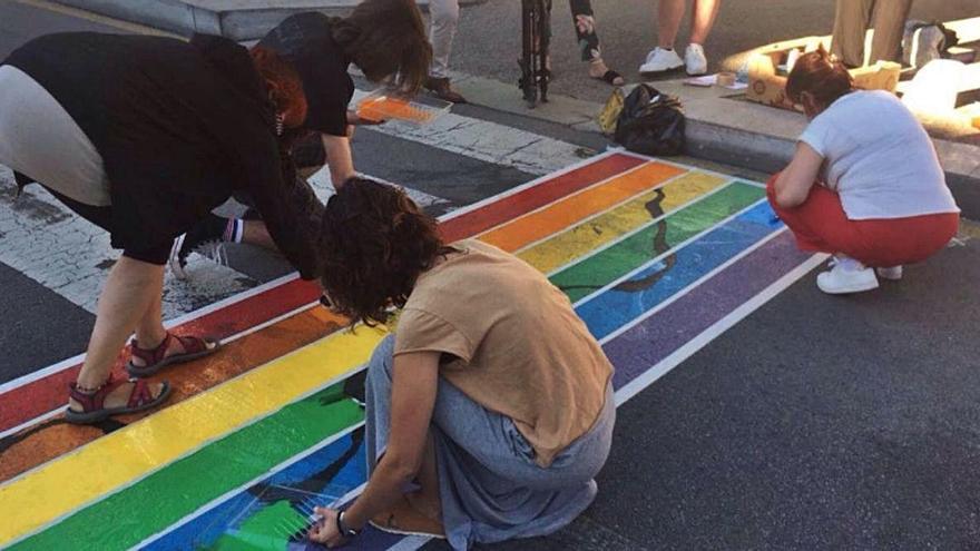 Els participants en la repintada el mural en favor de la tolerància