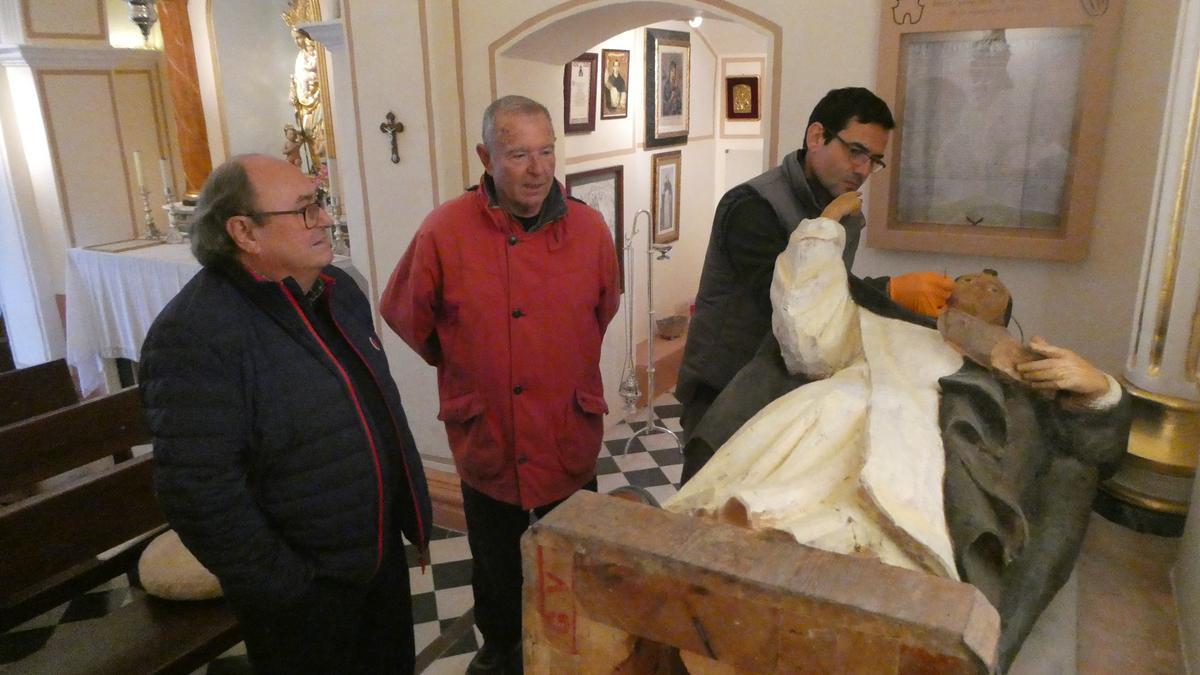 La figura de Sant Vicent Ferrer de La Nucia preparada para su restauración.