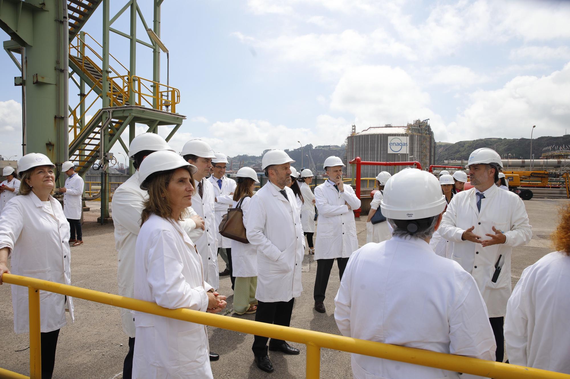 Teresa Ribera visita la planta regasificadora de El Musel