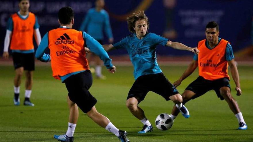 Modric, en el centro con el balón, en un entrenamiento del Madrid para preparar el partido de semifinales.