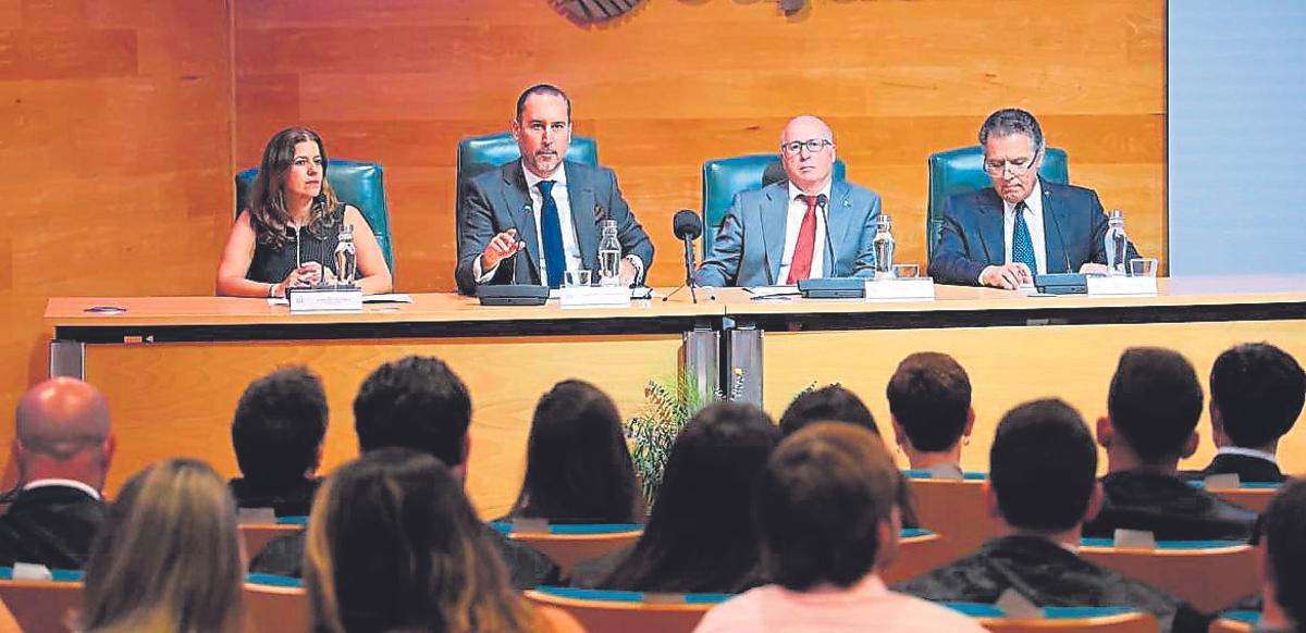 Isabel León, viceconsejera de Empleo del Gobierno de Canarias; Adalberto Luis, decano del Colegio; Cesáreo Rodríguez, viceconsejero de Justicia y Seguridad del Gobierno de Canarias; y Eduardo Ramos, presidente de la Sala de lo Social del Tribunal Superior de Justicia de Canarias.|