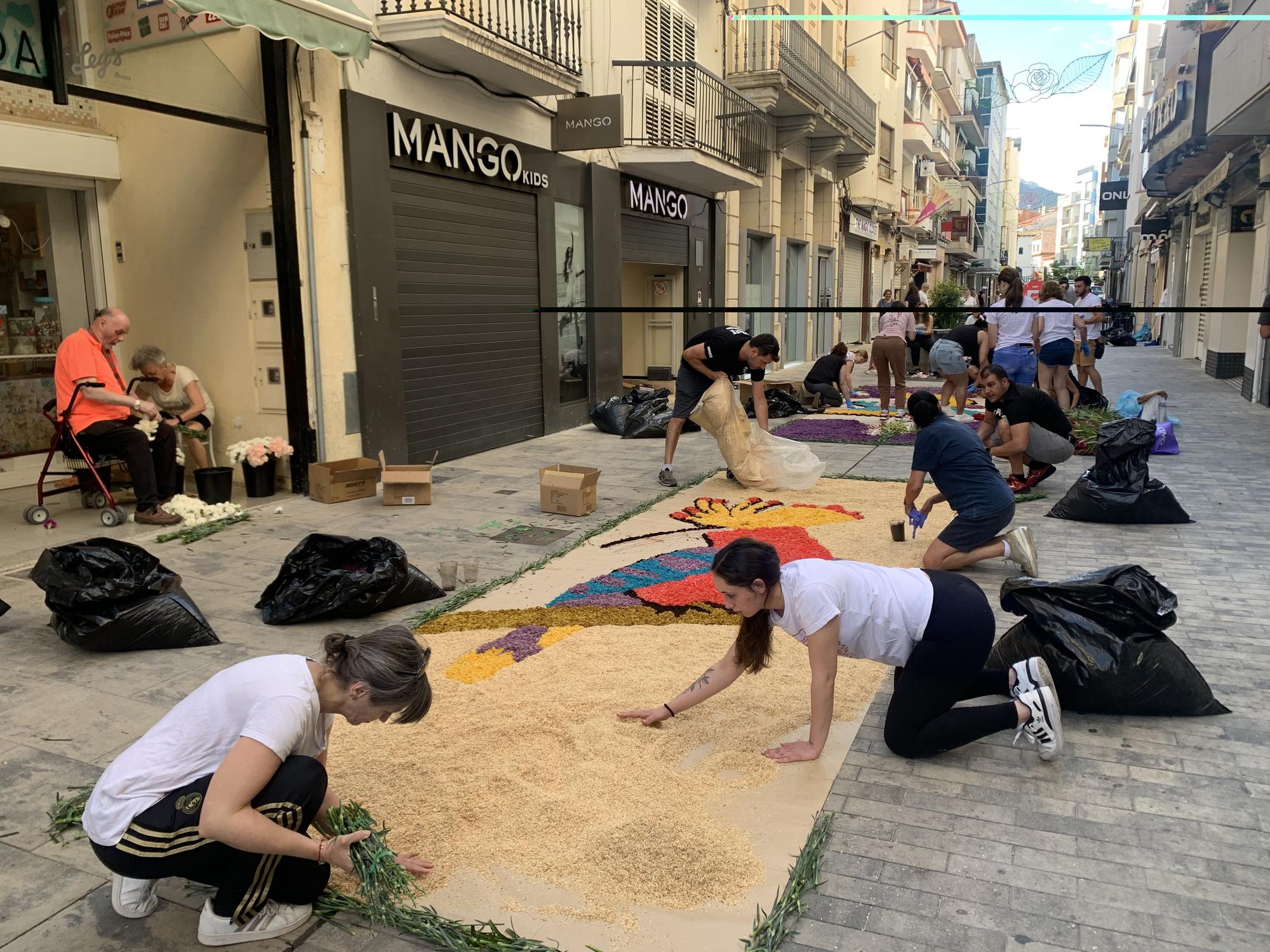 Roses llueix amb les Catifes de Corpus