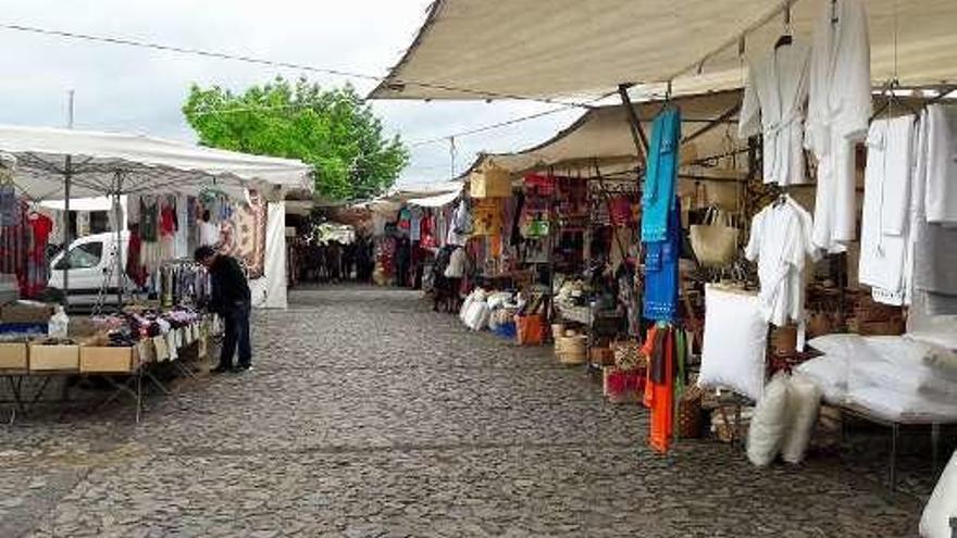 El mercadillo de Valença, ayer, en hora punta. // DBM