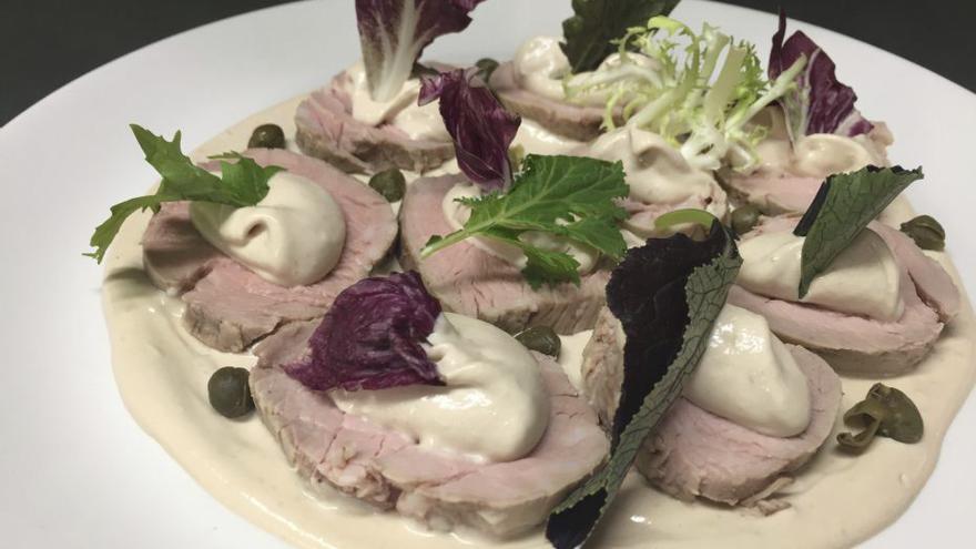 El ‘vitello tonnato’ es un plato hecho a base de redondo de ternera con salsa de atún. | MACAO CAFÉ