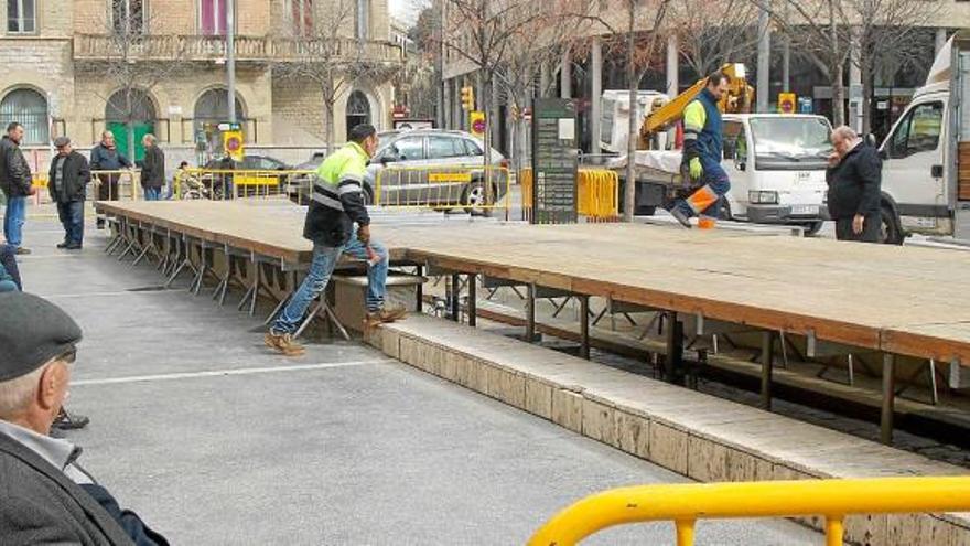 Instal·lació de la tarima de fusta a l&#039;espai on hi ha la font de la plaça de Sant Domènec, aquesta setmana