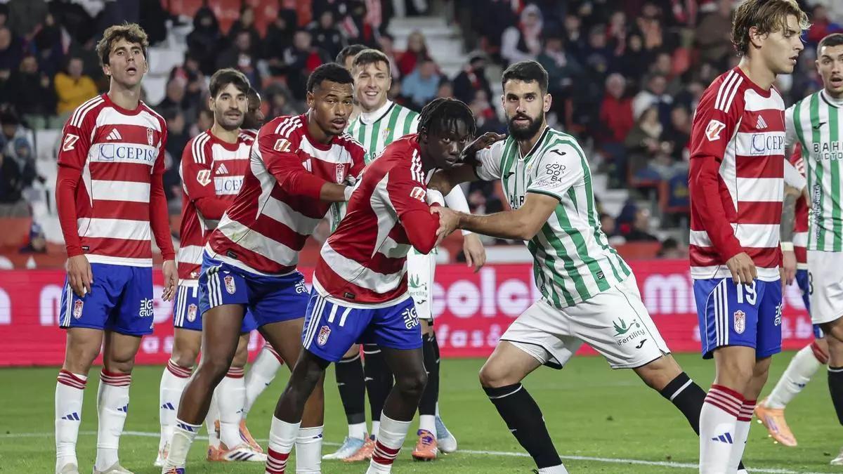 Xavi Sintes agarra a un jugador del Granada en el partido de la primera vuelta con el Córdoba CF.